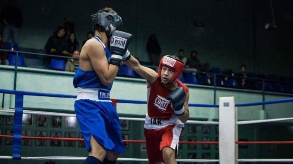 Ian Mora (el de rojo) practicaba boxeo en un club de Paso del Rey.