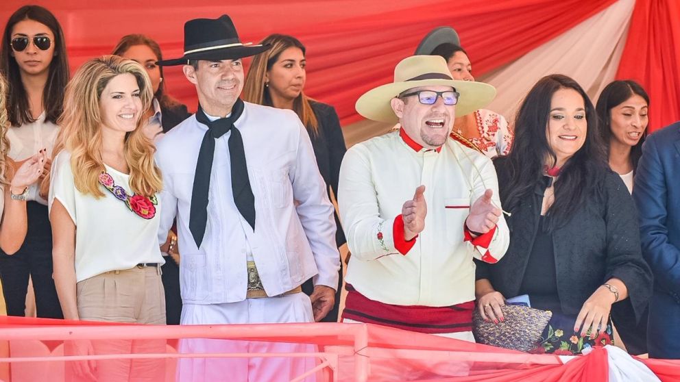 El gobernador salteño junto a su mujer.
