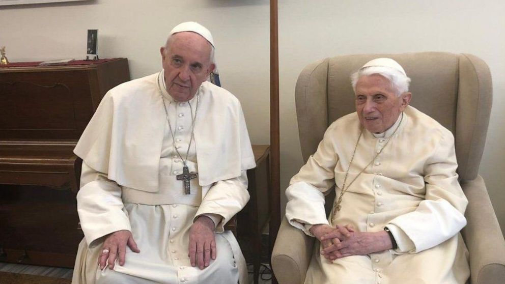 El Papa Francisco se reuni� con su antecesor.