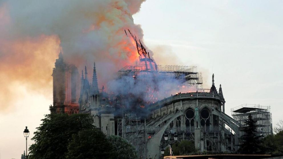 Un momento terrible. Así se cayó la parte superior.
