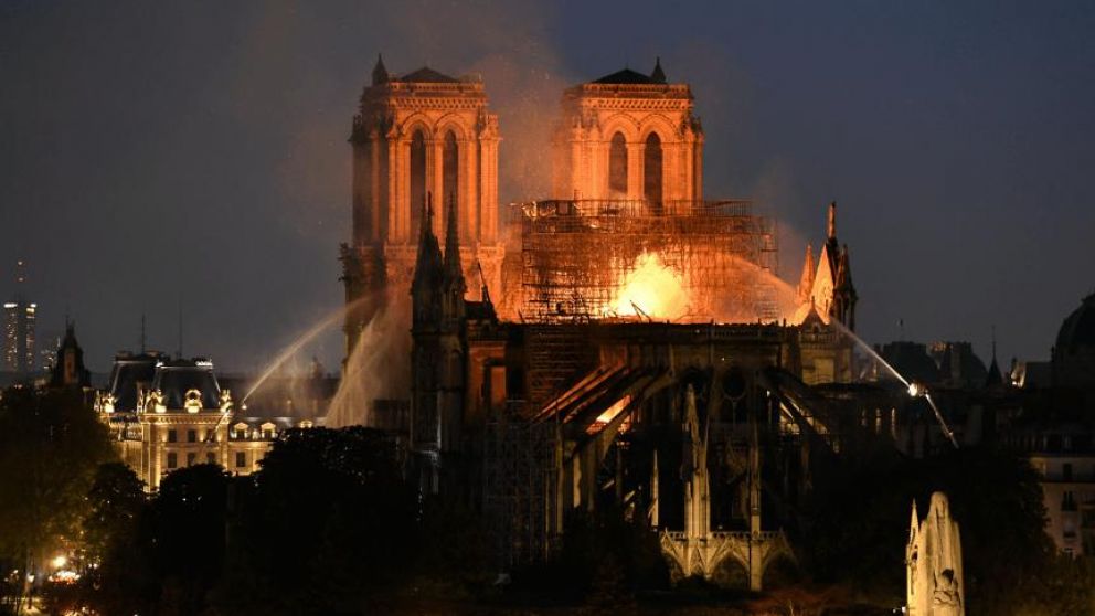 Los bomberos combatieron las llamas durante varias horas.