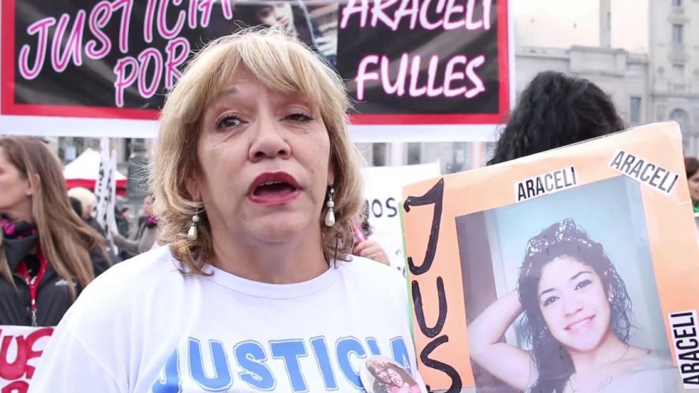 La mamá de Araceli Fulles junto a madres del dolor.