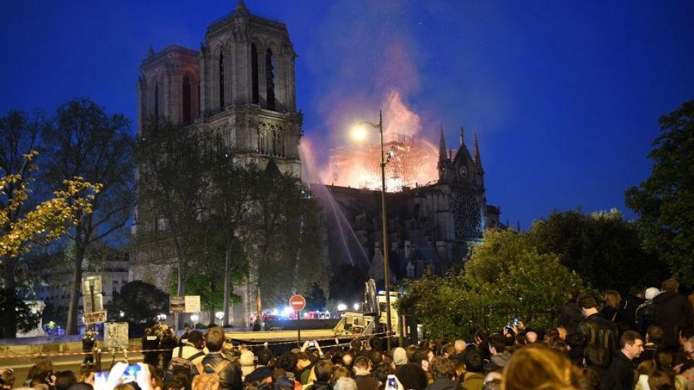 Turistas y franceses, presentes en un triste momento.