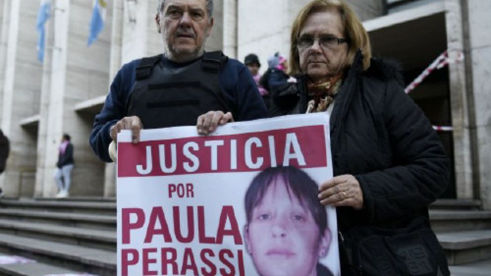 Alberto Perassi, el papá de Paula, con su chaleco antibalas.