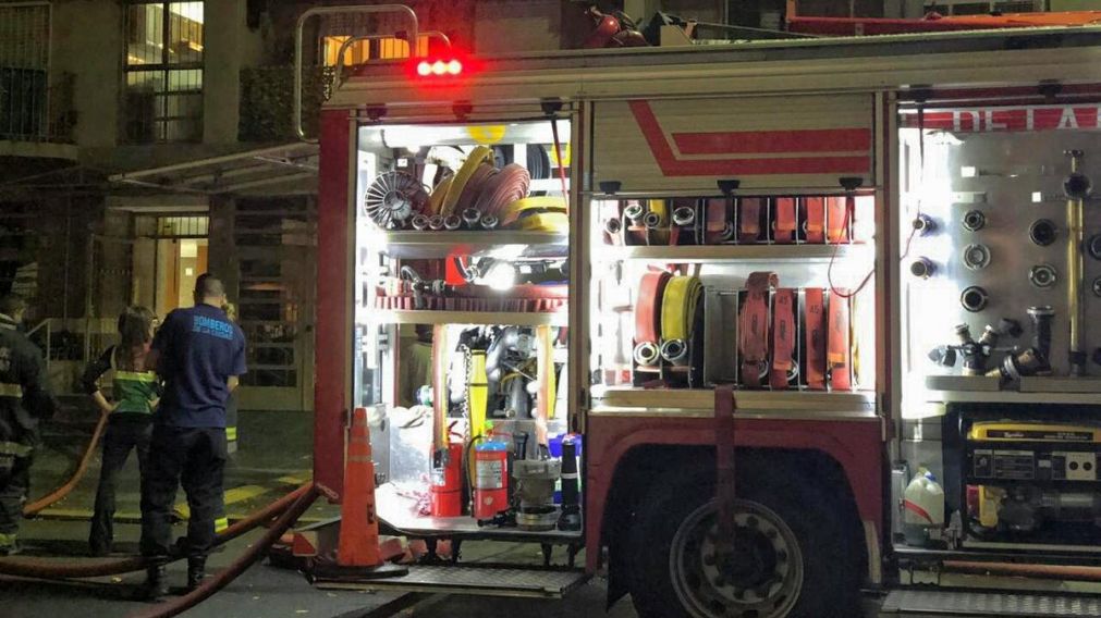 Varias dotaciones de bomboneros trabajaron durante toda la tarde en el lugar.