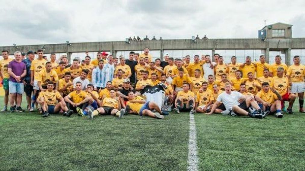 Los integrantes de Los Espartanos junto a sus entrenadores, el día que fueron visitados por los All Blacks.