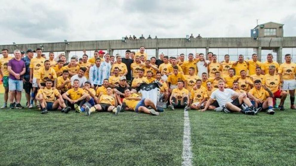 Los integrantes de Los Espartanos junto a sus entrenadores, el d�a que fueron visitados por los All Blacks.