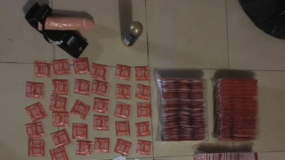 Algunos de los objetos que fueron hallados por los pesquisas policiales al revisar la vivienda.