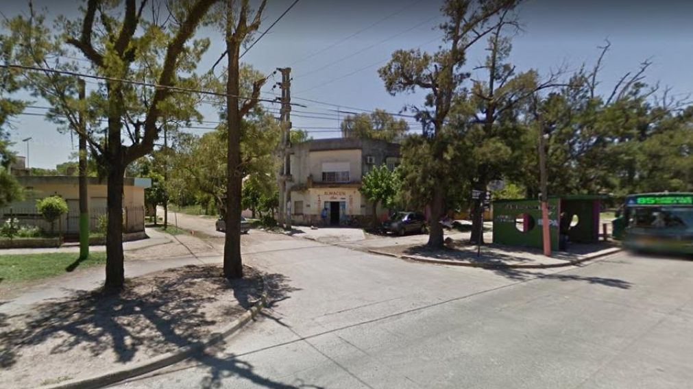 Sucedió en la esquina de este humilde vecindario (Google Street View).