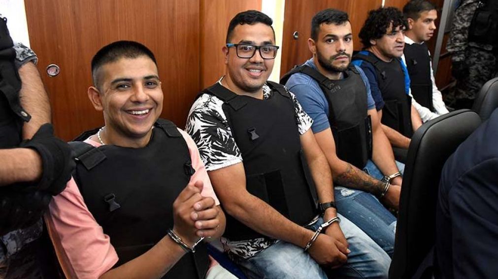 Relajados. Parte de la banda de Los Monos, hace un año en el banquillo de los acusados. (Imagen archivo)