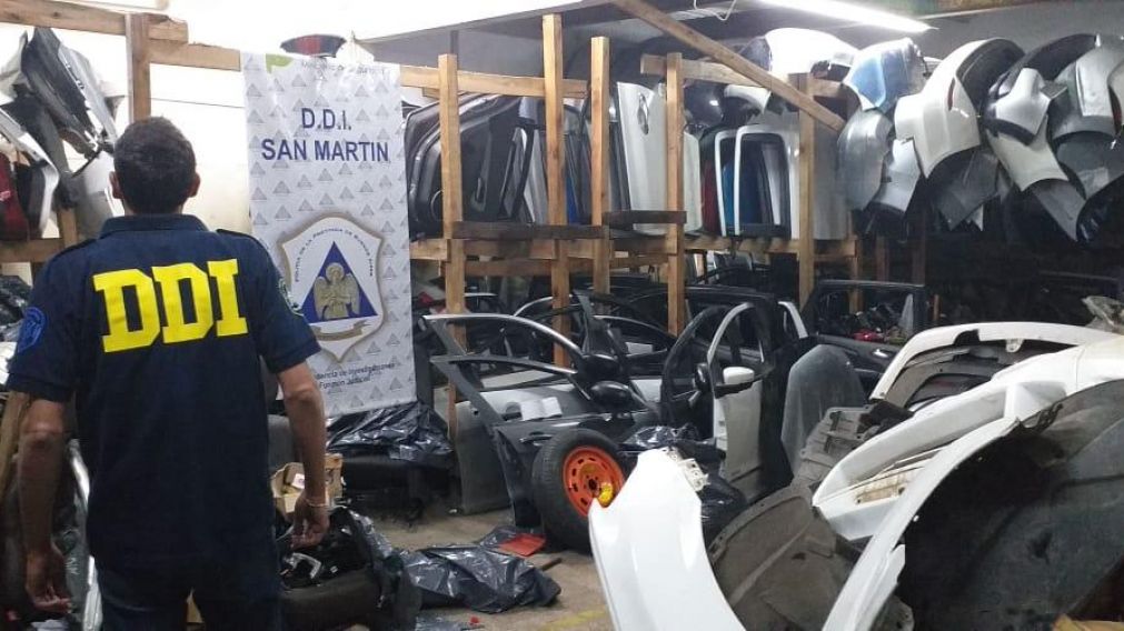 En total se incautaron 10 mil autopartes y 40 vehículos de alta gama.