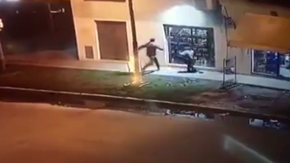 El momento de la agresión de los sujetos. (Captura de pantalla)