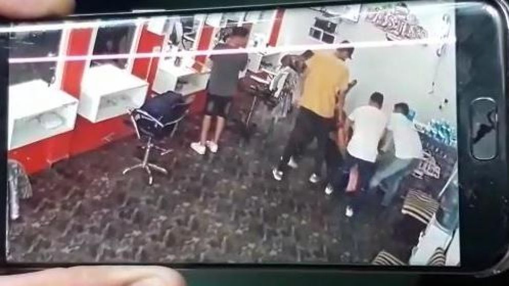 La violenta pelea quedó registrada en cámaras de seguridad. (Captura)