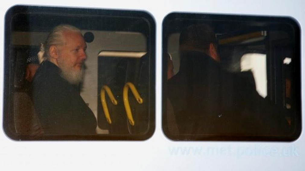 Julian Assange siendo trasladado tras su detención en Ecuador. (REUTERS)