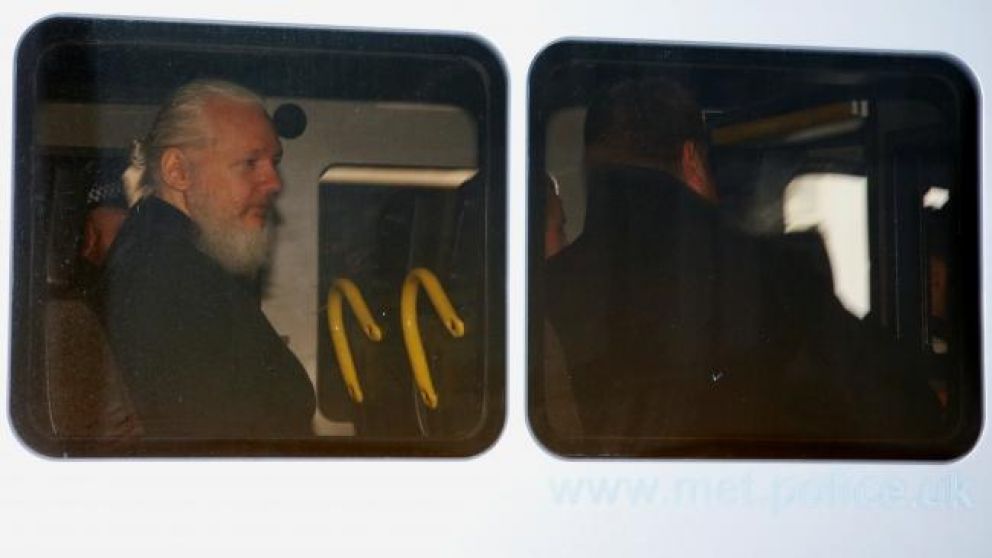 Julian Assange siendo trasladado tras su detención en Ecuador. (REUTERS)