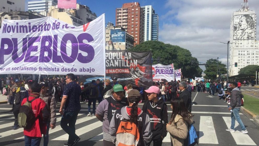 Dieferentes movimientos sociales marchando por Avenida 9 de Julio. (@marlenegrafica)