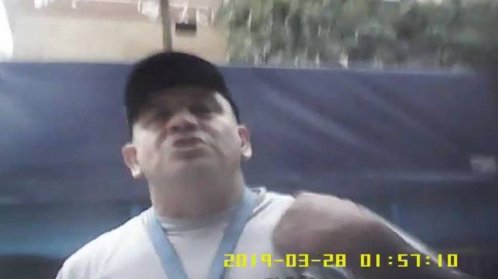 La imagen del fletero denunciado, en el momento de la amenaza.