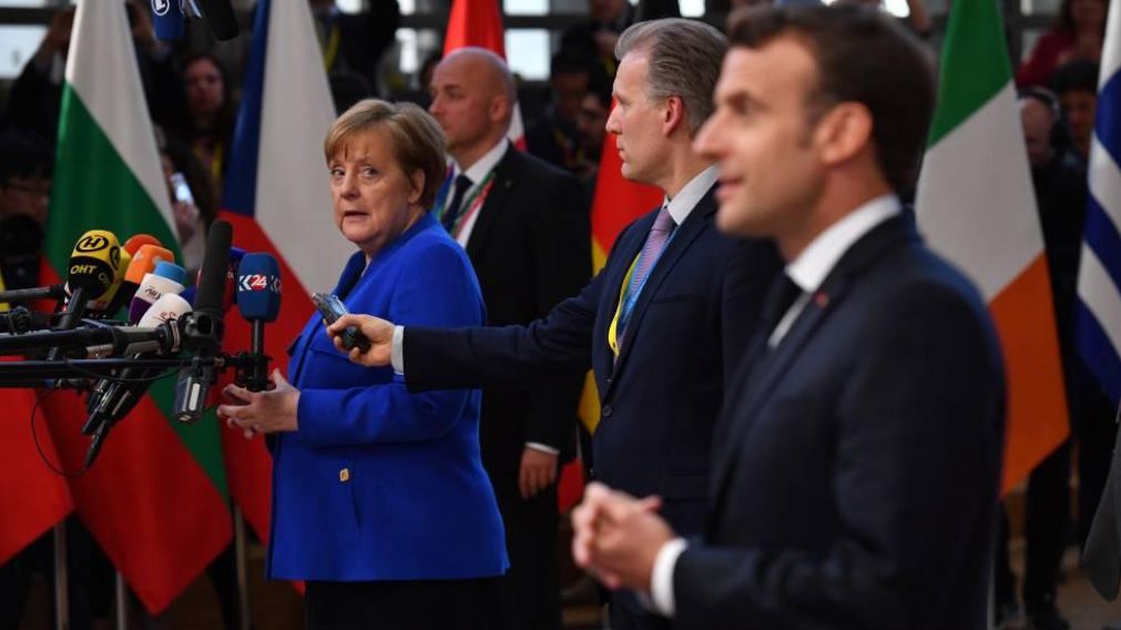 Markel y Macron durante la conferencia en Bruselas.
