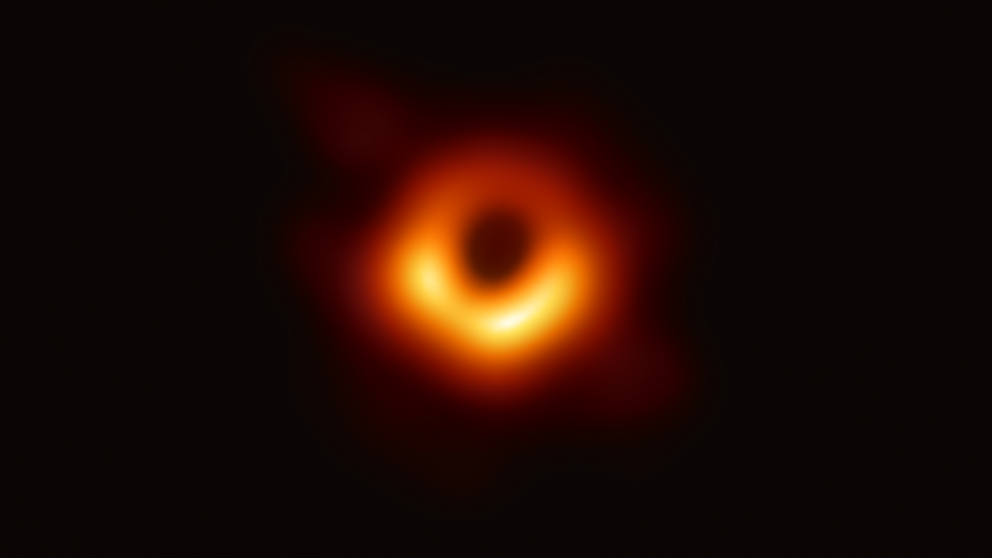 Los agujeros negros están formados por enormes cantidades de materia comprimida en un área pequeña y crean un campo gravitatorio masivo que atrae todo lo que lo rodea. (Fuente: ETH)