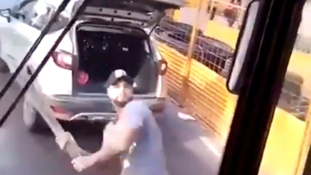 Así agredió Reynoso al colectivo tras una discusión de tránsito (Captuta de video)