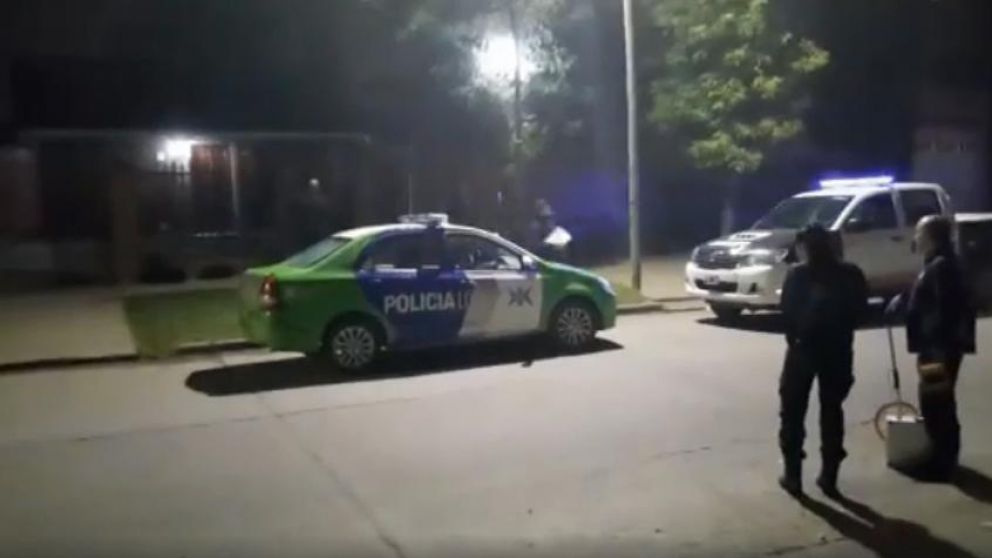 En la casa que se ve a la izquierda ocurrió el crimen. (Captura de video)