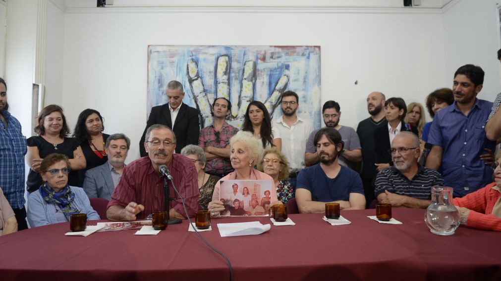 Carlos Solsona, padre de la joven, junto a Estela de Carlotto (Fernando Pérez Re - Diario Crónica)