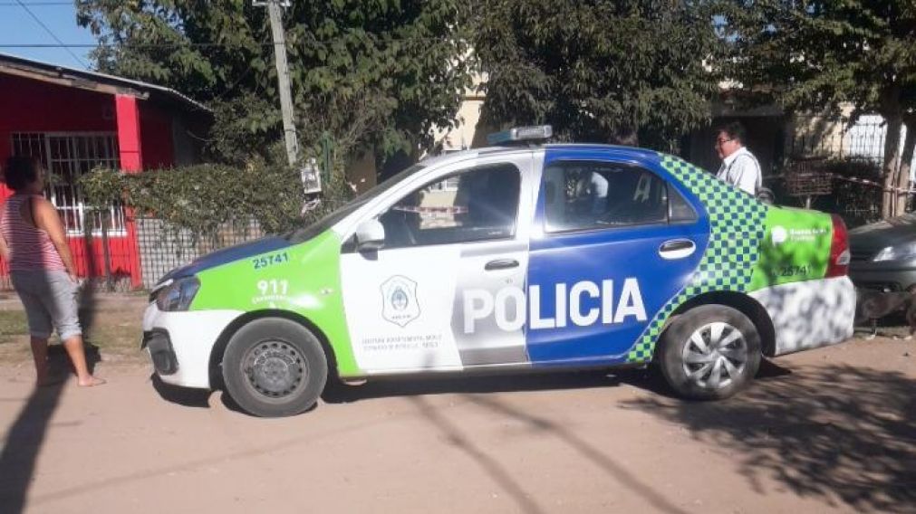 Presencia policial en la puerta de la casa del sangriento hecho.