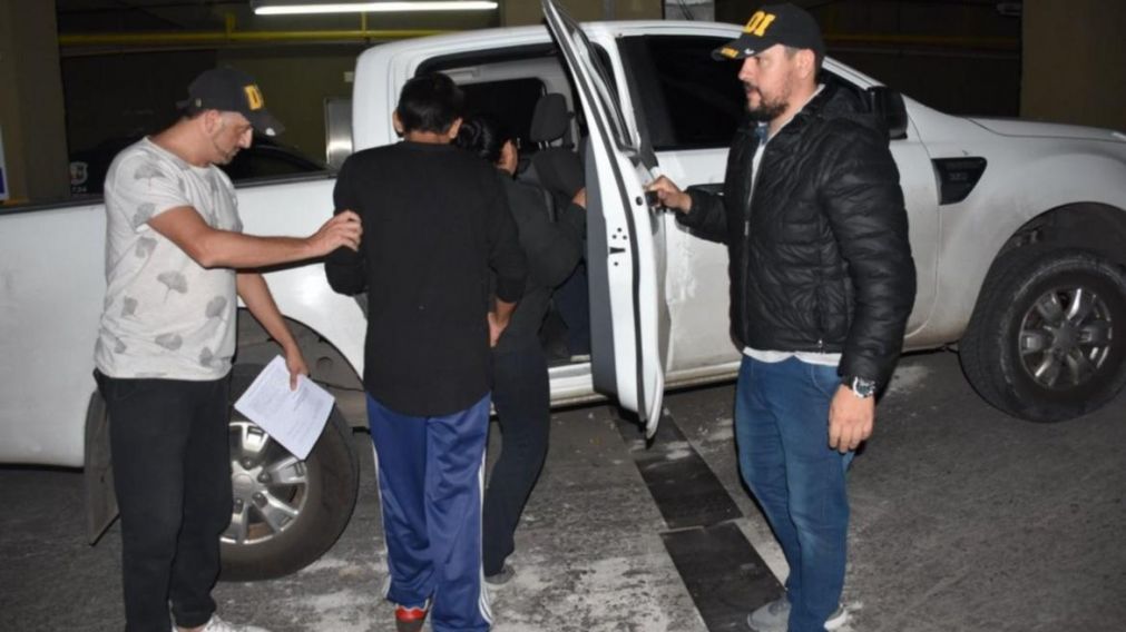 Los acusdados saliendo de las oficinas del juzgado Penal 3. (Gentileza Marianela Sánchez- El Diario de la República).