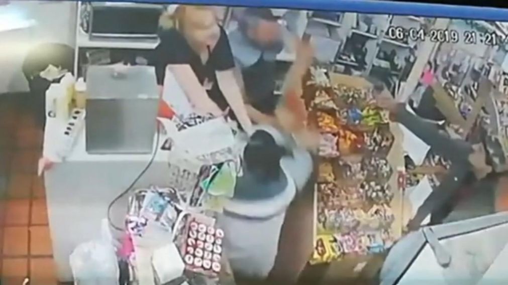 Verónica y su marido atacando a uno de los malvivientes. (Captura video)