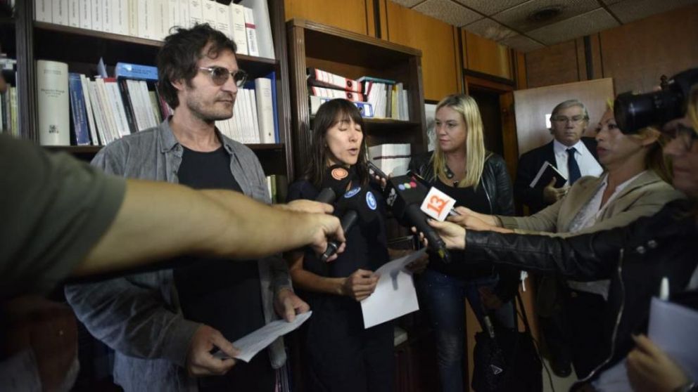 Gabriela Medrano y Felipe Zegers, en Córdoba hablando con la prensa. (Gentileza La Voz)