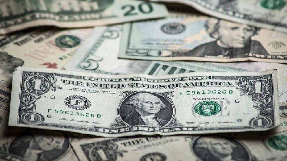La divisa estadounidense comenzó la semana en baja.