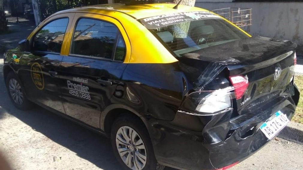 As� qued� el taxi tras dar marcha y chocar contra el auto gris.