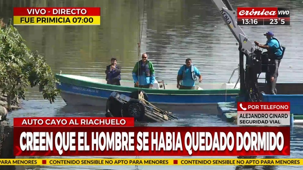 El momento del rescate del auto.