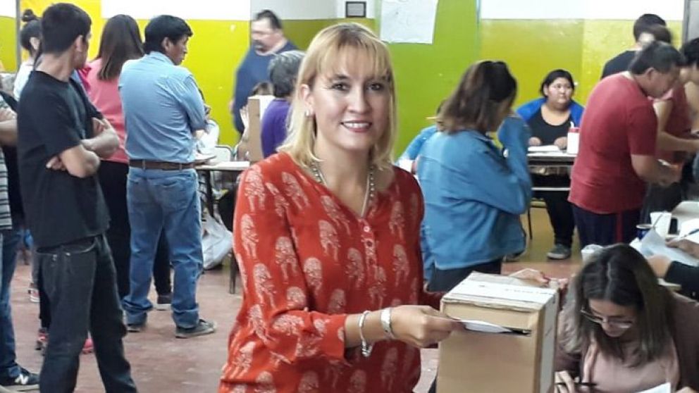 Matzen emitió su voto en la escuela 299 del barrio Tiro Federal (gentileza elcordillerano.com.ar).