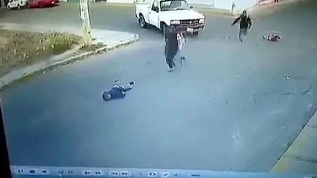 El momento en que la madre va a socorrer a su hijito (captura del video).