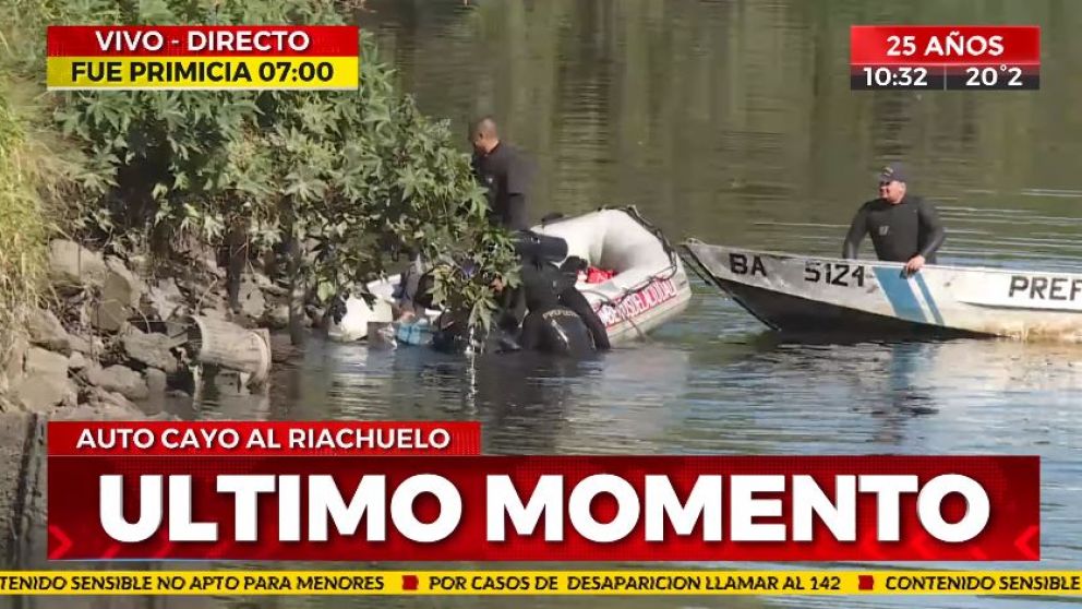 El momento en que los rescatistas sacan el cuerpo en una bolsa.