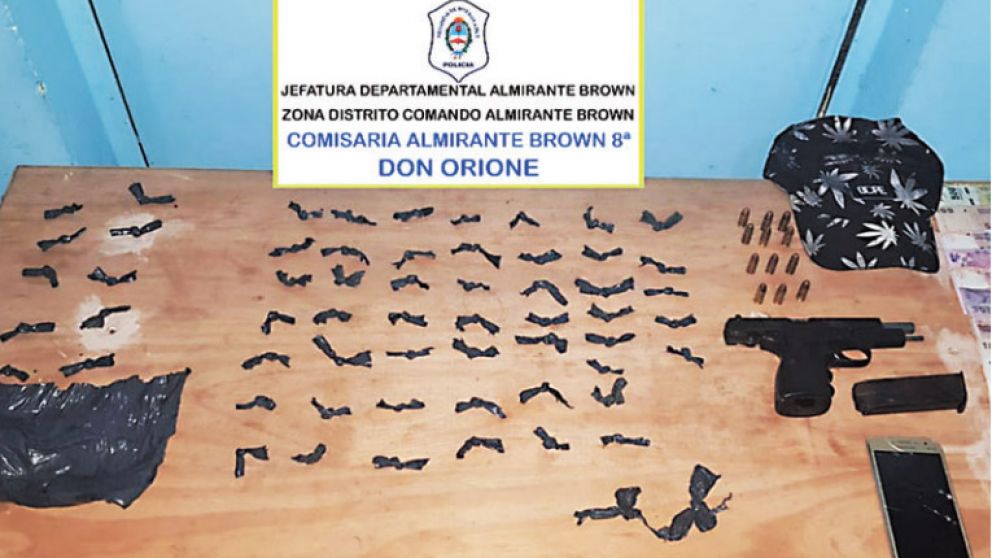 Parte de la droga secuestrada, junto a armas y plata.