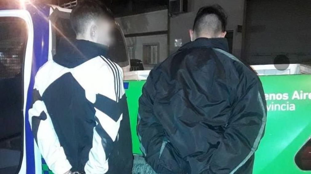 Los j�venes detenidos tras el atraco.