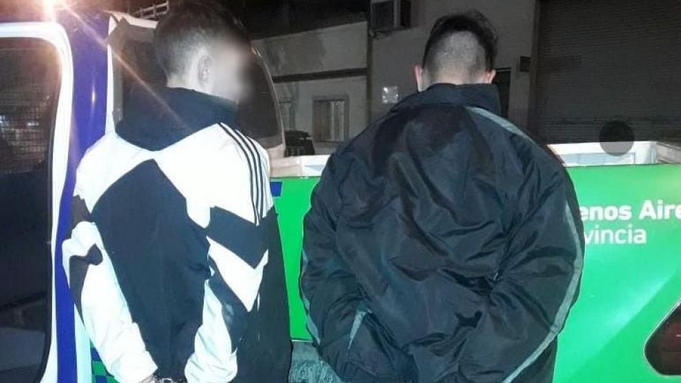 Los j�venes detenidos tras el atraco.