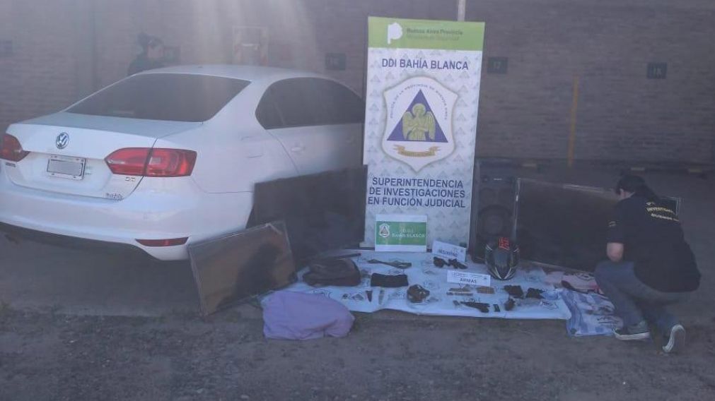 El auto y las pertenencias del "uno" de la banda criminal.