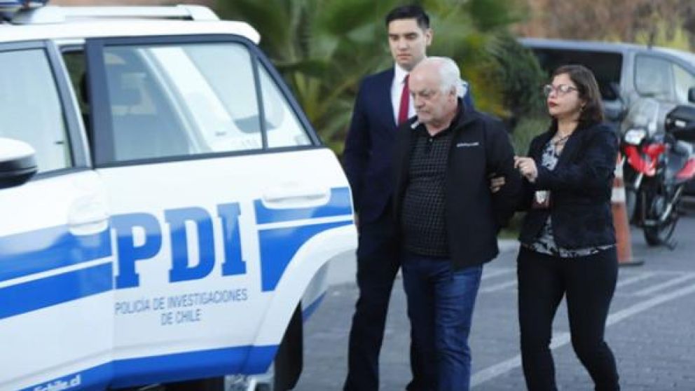 Hugo Larrosa siendo trasladado. (Gentileza Agencia Uno)