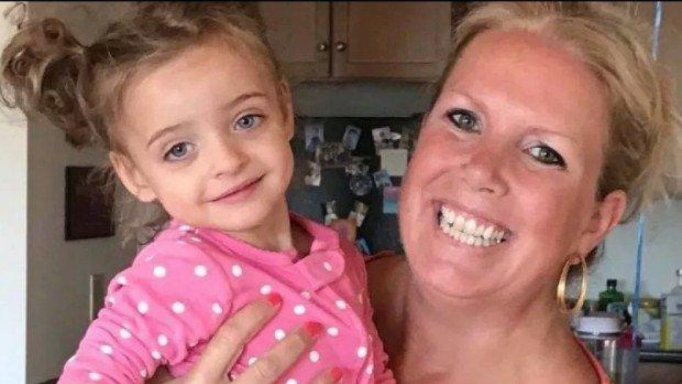 Tres años después le aprobaron los papeles de adopción.