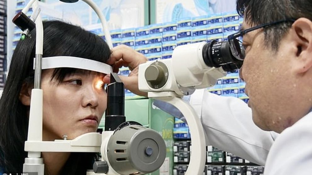 La joven ingresó al hospital quejándose de una irritación en su ojo. (Gentileza: Daily Mail)