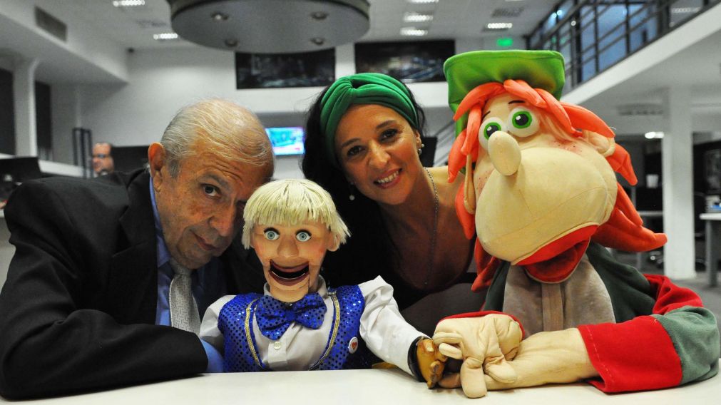 Miguel Lembo y Lola Gontero, en Crónica, con sus entrañables muñecos. (Carlos Ventura / Diario Crónica)