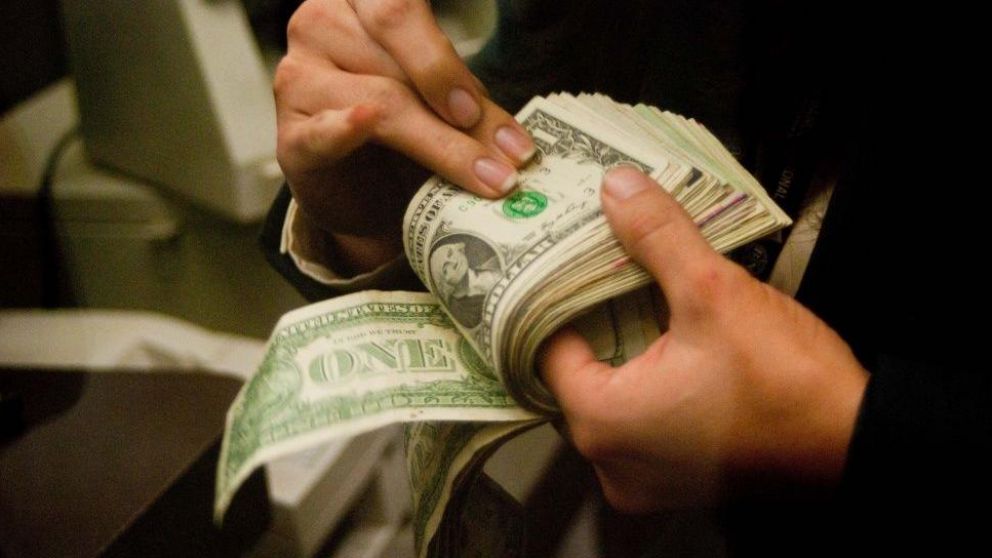 El dólar minorista subió 57 centavos a $44,41.