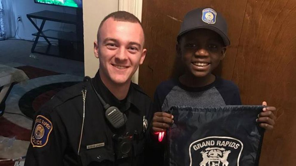 Policía le organizó cumpleaños sorpresa a nene por un triste motivo