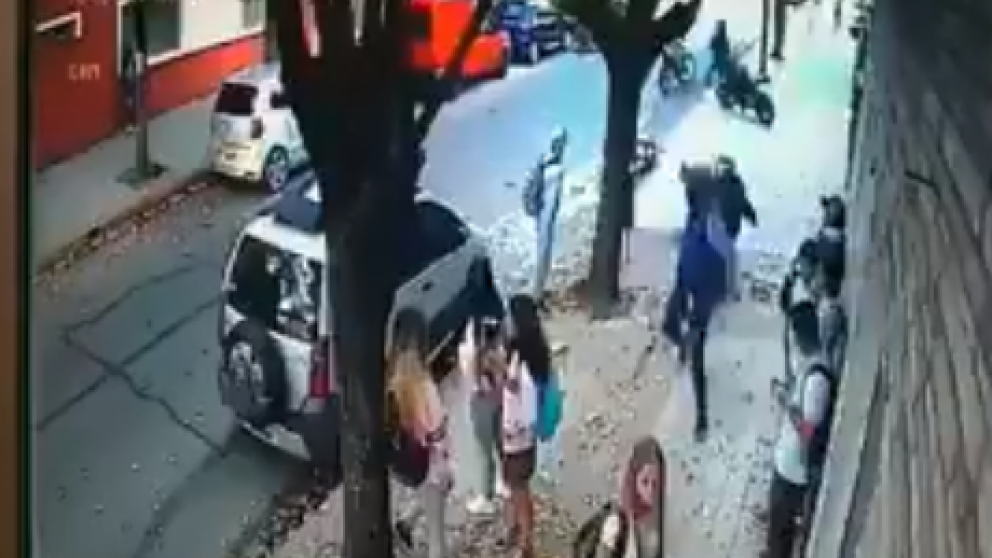 En el momento del asalto una mujer estaba rodeada de al menos seis niños. (Captura de pantalla)