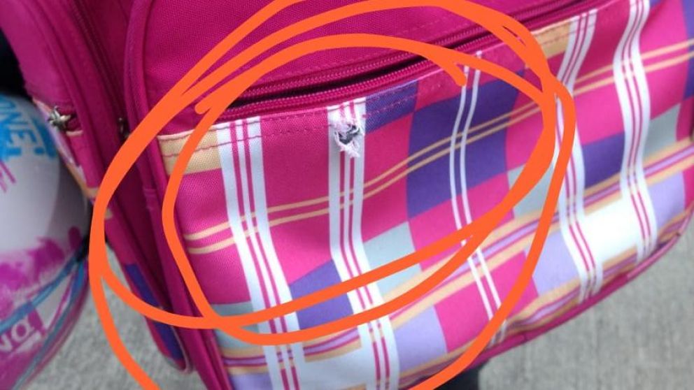 Así quedó la mochila de la menor.