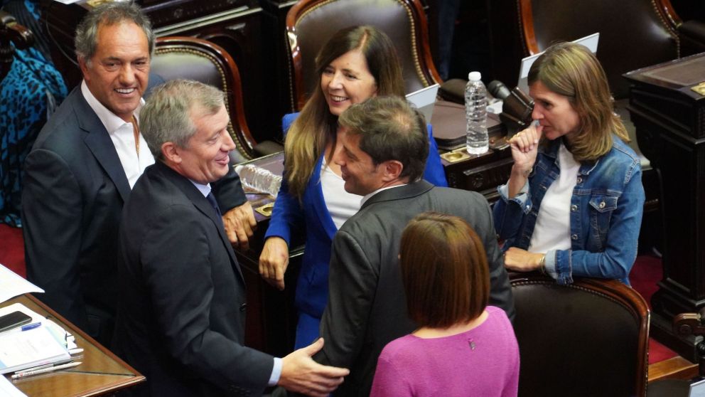 Monzó, el presidente de la Cámara, habla con los opositores Kicillof, Cerruti y Scioli.