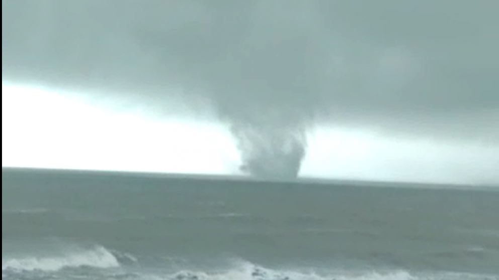 El momento justo donde la tromba marina recorre el interior del mar.
